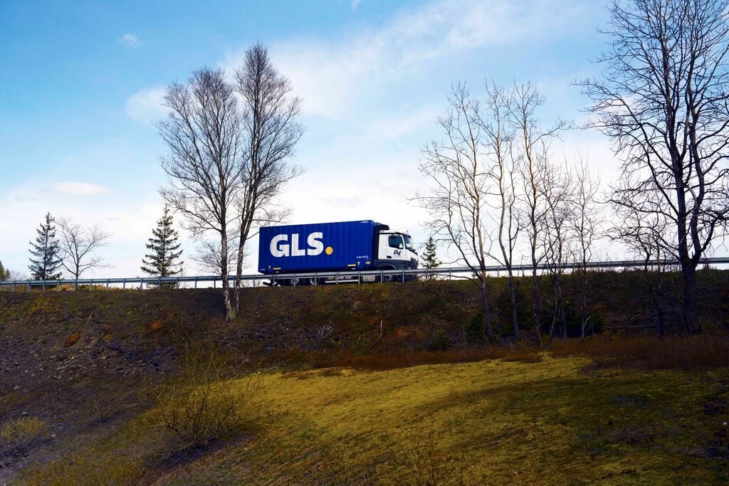 Medium-Fleet_Blue truck_Mountain road Medium-Fleet_Blue truck_Mountain road