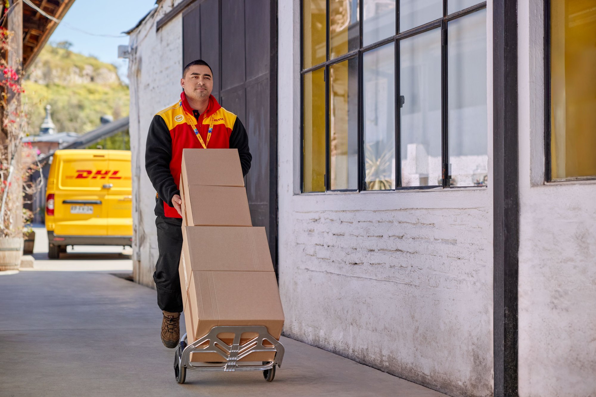 dhl_group_qztpjt7gz7_23-10-dhl-26529-green-startup-pickup_large